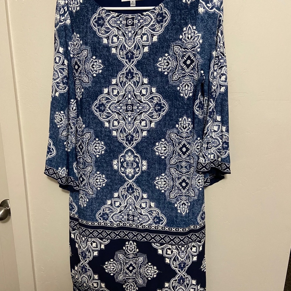 Beautiful Fitted Dress w/ unique pattern